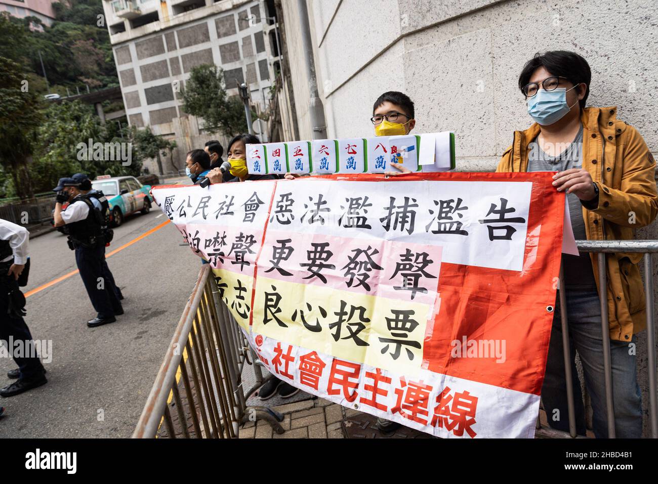 Die pro-demokratische Aktivistengruppe League of Social Democrats protestierte gegen das Vorgehen gegen die Demokratie, da die Chefin von Hongkong, Carrie Lam Cheng Yuet-ngor, zur Abstimmung im Wahllokal eintrifft.Dies ist die erste große Wahl für den legislativrat seit der Reform des Wahlsystems, eine große Niederschlagung prodemokratischer Parteien, Und die Einführung des nationalen Sicherheitsgesetzes von Hongkong mit der Einführung eines Ausschusses zur Überprüfung der Kandidatenberechtigung, um sicherzustellen, dass nur patriotische Kandidaten zugelassen werden, da mehrere pro-demokratische Aktivisten boykottiert und verhaftet wurden. Stockfoto