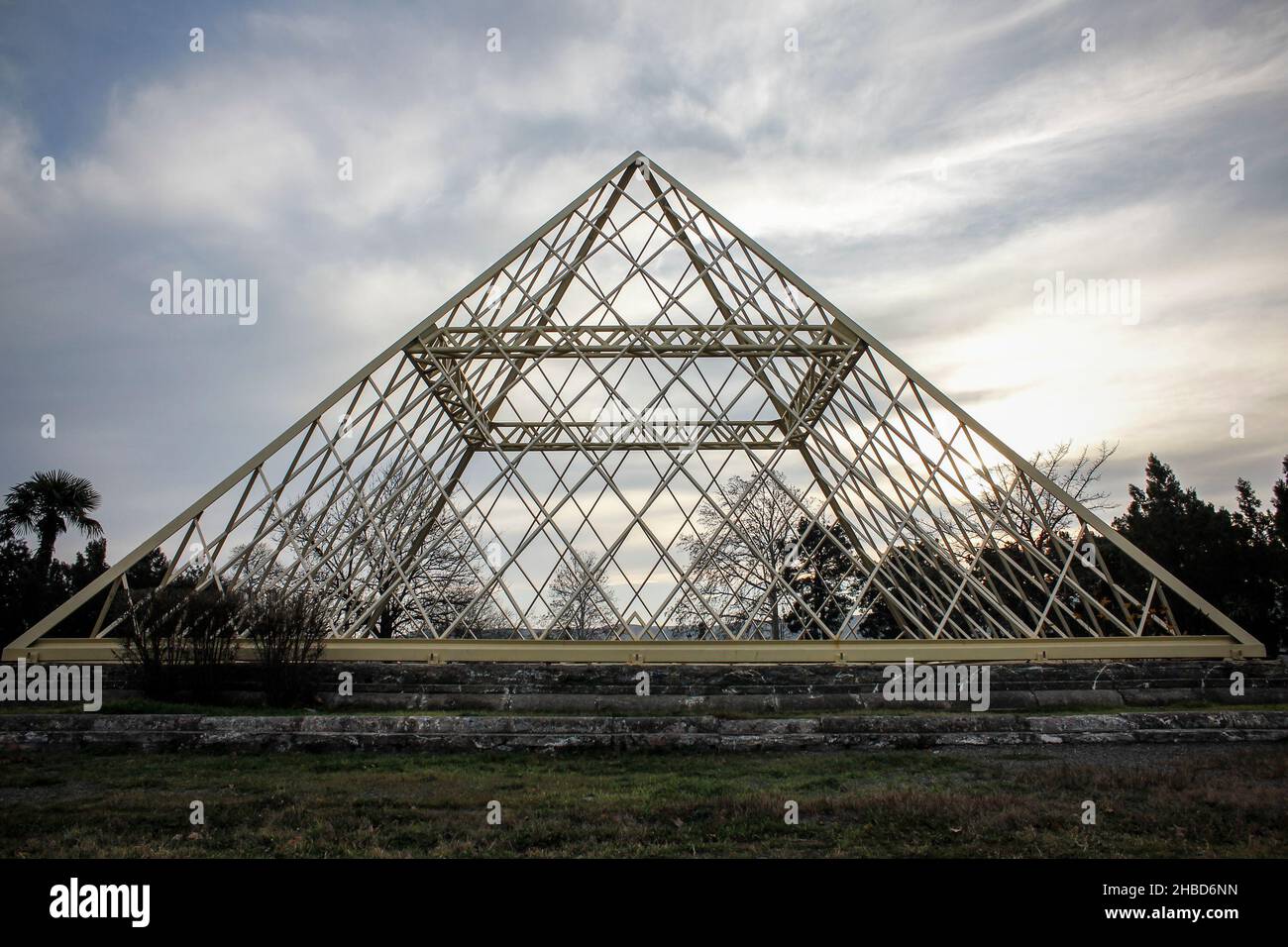 Eine unfinishd und verlassene pyramidenförmige Metallgebäude Ansicht dusing Sonnenuntergang. Stockfoto