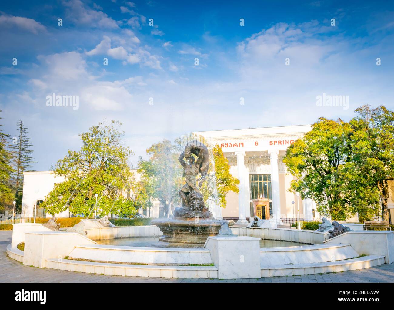 Badehaus Nr. 6 mit Springbrunnen im Hintergrund. Tskaltubo. Kurorte in Sakartvelo. Georgien. 2020. Stockfoto