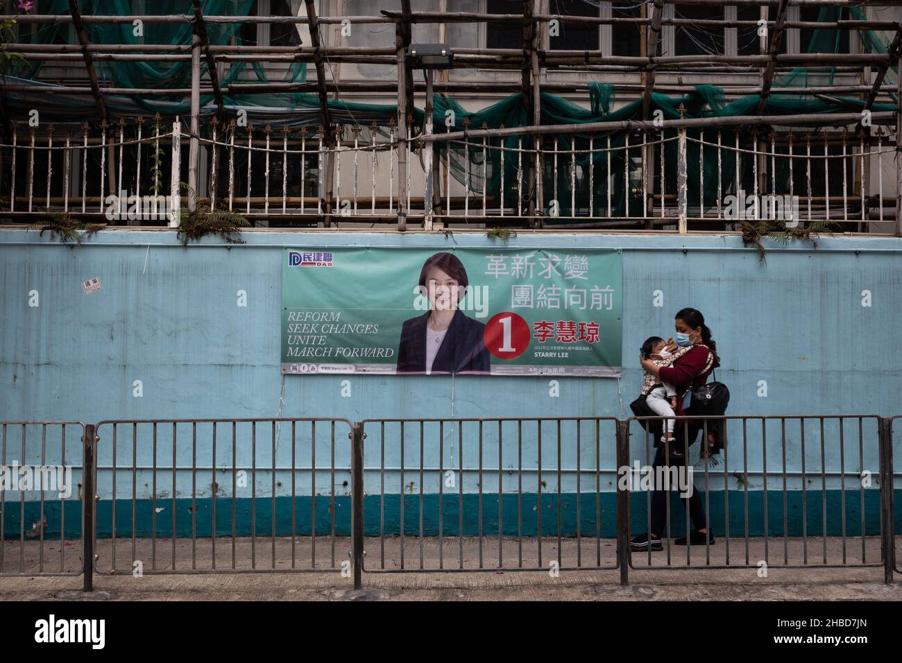 Hongkong, China. 15th Dez 2021. Wahlplakat eines pro-chinesischen Kandidaten (Starry Lee Wai-King), das wenige Tage vor den Parlamentswahlen 2021 in Hung Hom gezeigt wurde, zahlreiche Propaganda- und Plakate der Regierung Hong Long und der Kandidaten in der einst halbautonomen Stadt. Kredit: SOPA Images Limited/Alamy Live Nachrichten Stockfoto