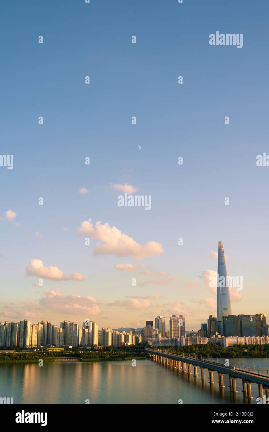 Panoramablick auf den Fluss Hangang und die Skyline von Seoul mit Sonnenuntergang in Korea Stockfoto
