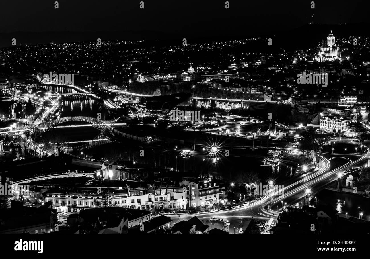 Panorama-Nachtansicht von der Festung Narikala hinunter zum Stadtzentrum Straßen und Brücken, Hauptstadt von Georgien - Tiflis. Romantisches Sakartvelo. 2020 Stockfoto