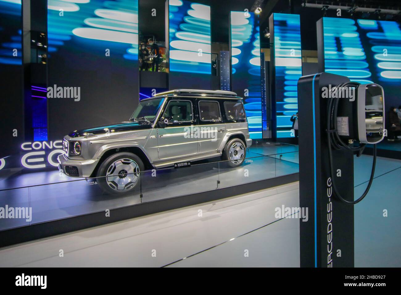 Nov 30, 2021-Goyang, Südkorea-A Blick auf die Mercedes BENZ Concept EQG und die Autoladeanlage-Ausstellungsszene um die AUTOMOBILITY SHOW 2021 IN SEOUL auf der Kintex in Goyang, Südkorea. Stockfoto