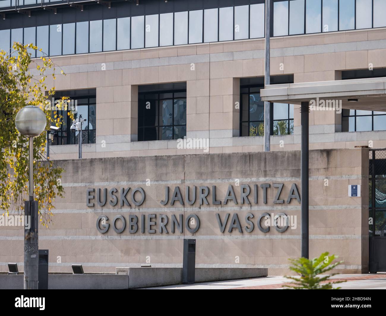 Detailansicht des Eingangs des Hauptgebäudes der baskischen Regierung (Gobierno Vasco) Stockfoto