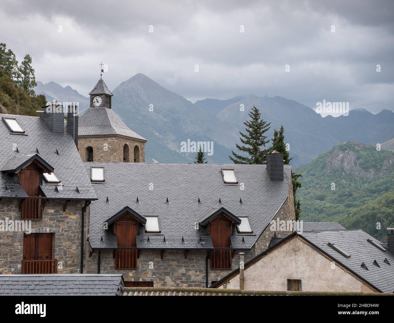 Blick über die Dächer der Tramacastilla de Tena und ihrer Kirche, Valle de Tena, Huesca, Aragon, Spanien Stockfoto