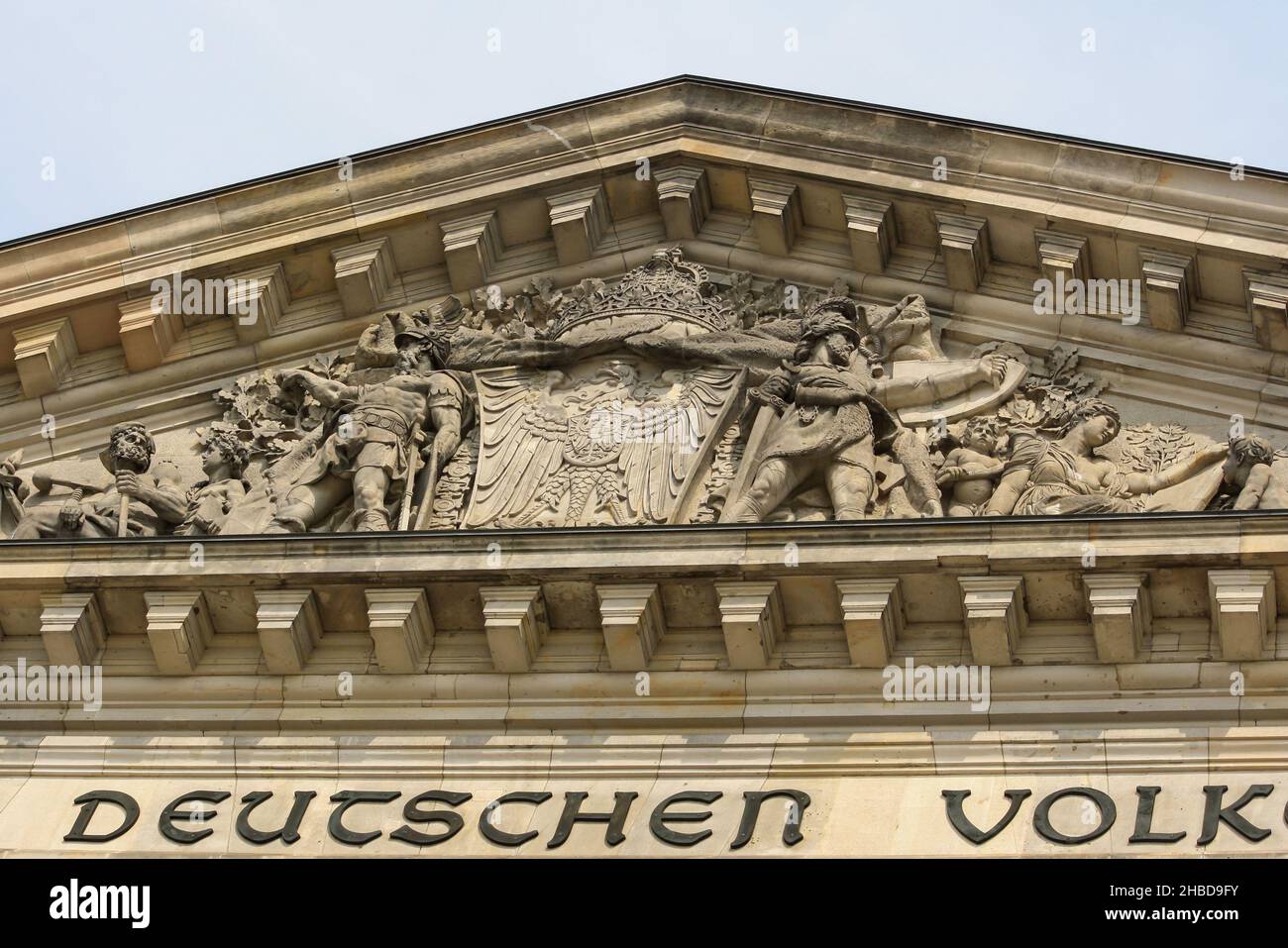 Außenansicht des Reichstags mit blauem Himmel Hintergrund. Nahaufnahme der Skulptur und Inschrift dem Deutschen Volk. Keine Personen. Stockfoto