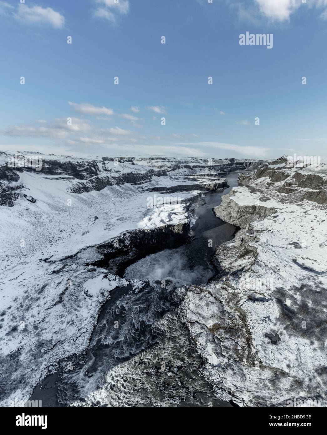 Blick von oben auf den schneebedeckten tiefen Canyon Stockfoto