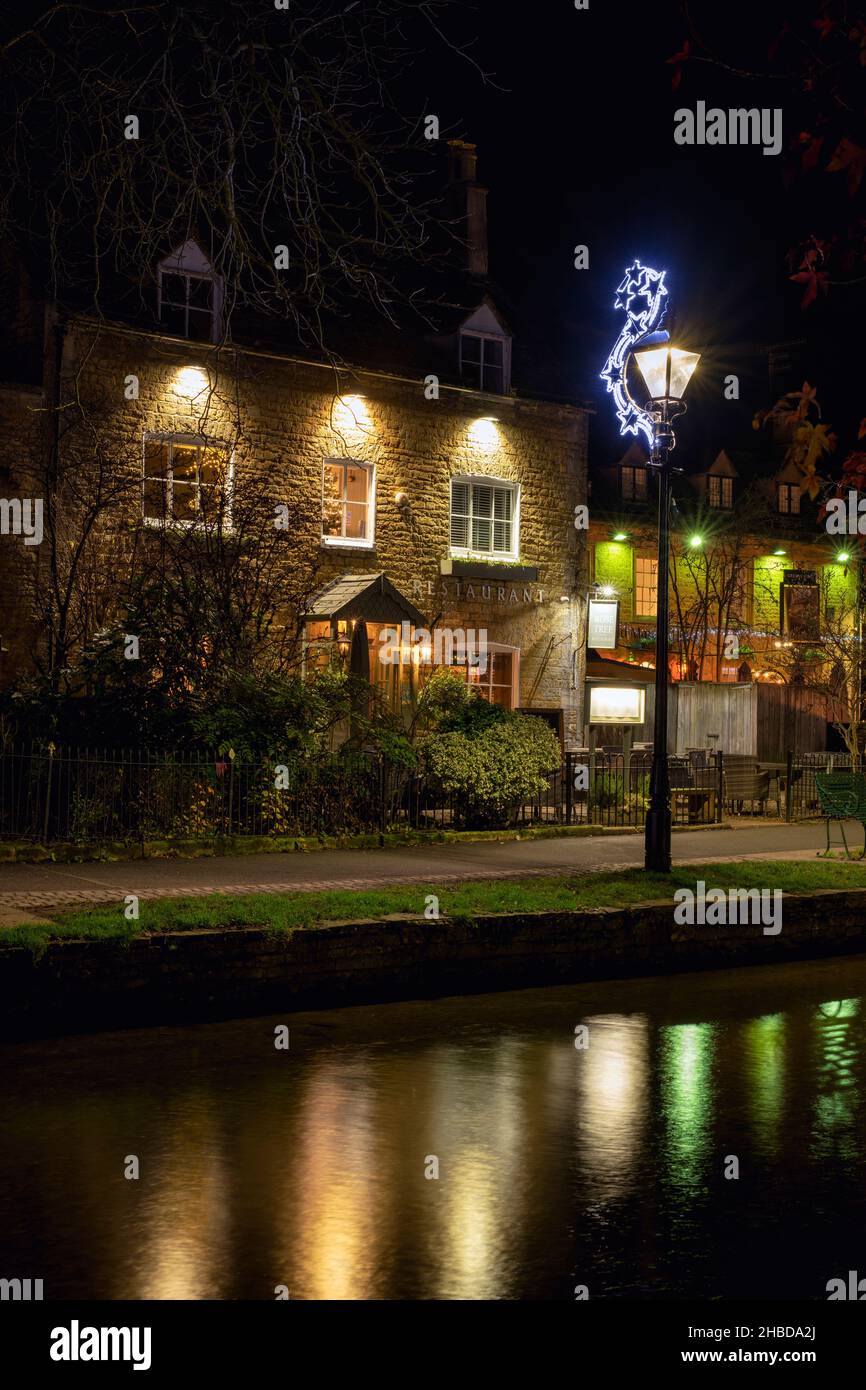 Das Rose Tree Restaurant in der Nacht zu weihnachten. Bourton on the Water, Cotswolds, Gloucestershire, England Stockfoto