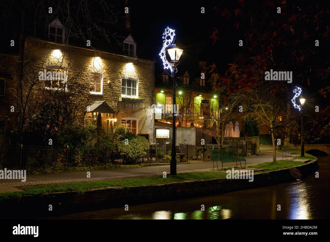Das Rose Tree Restaurant in der Nacht zu weihnachten. Bourton on the Water, Cotswolds, Gloucestershire, England Stockfoto