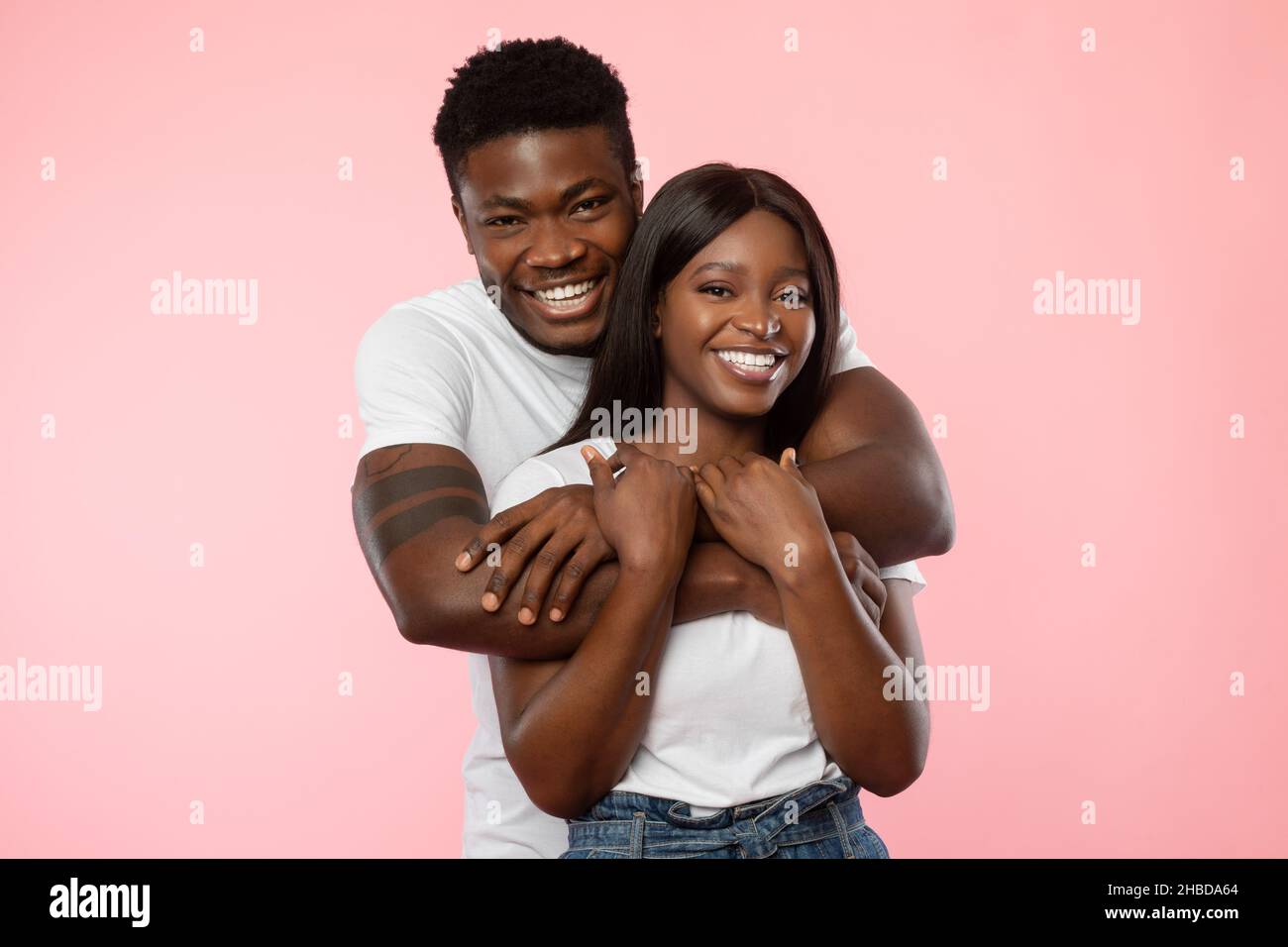 Afroamerikanischer Mann, der mit seiner Frau kuschelt Stockfoto