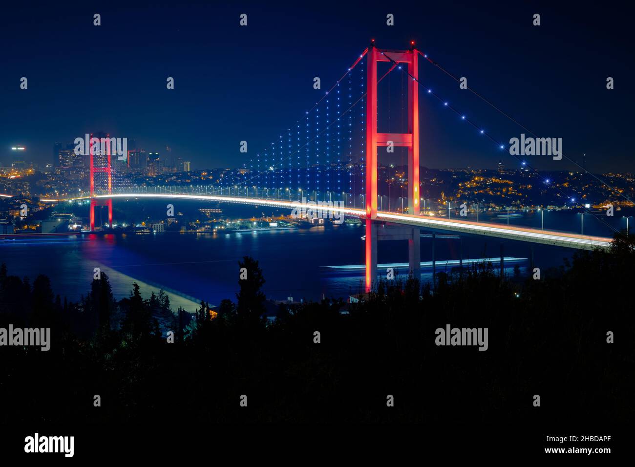 Istanbul Nacht. Istanbul Hintergrundbild bei Nacht mit Bosporus-Brücke. Reise in die Türkei Konzept. Stockfoto