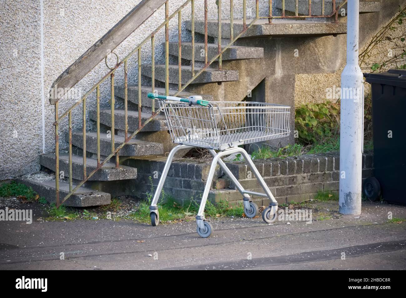 Der Einkaufswagen wurde auf der Straße auf dem anwesen des stadtrats abgelegt Stockfoto