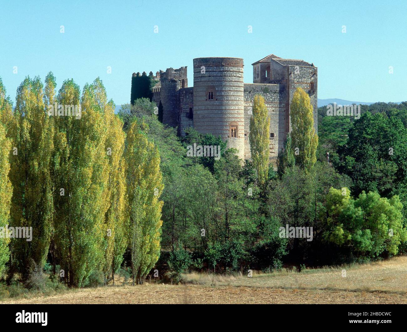 CASTILLO DE ORIGEN ARABE AMPLIADO ENTRE LOS SIGLOS XII AL XV - RESTAURADO EN EL XIX. Lage: CASTILNOVO. SEPULVEDA. SEGOVIA. SPANIEN. Stockfoto