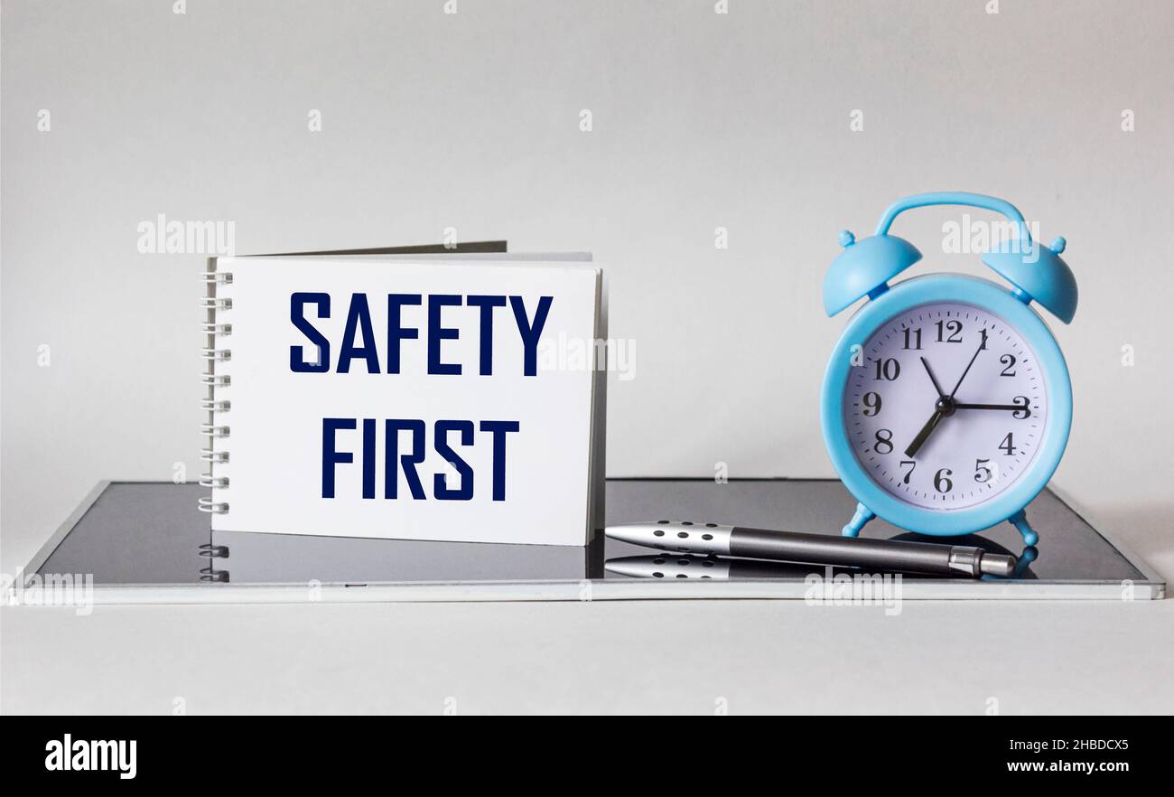 Sicherheit geht vor und das Konzept der Gesundheit am Arbeitsplatz. Schwarzer und weißer Hintergrund Stockfoto
