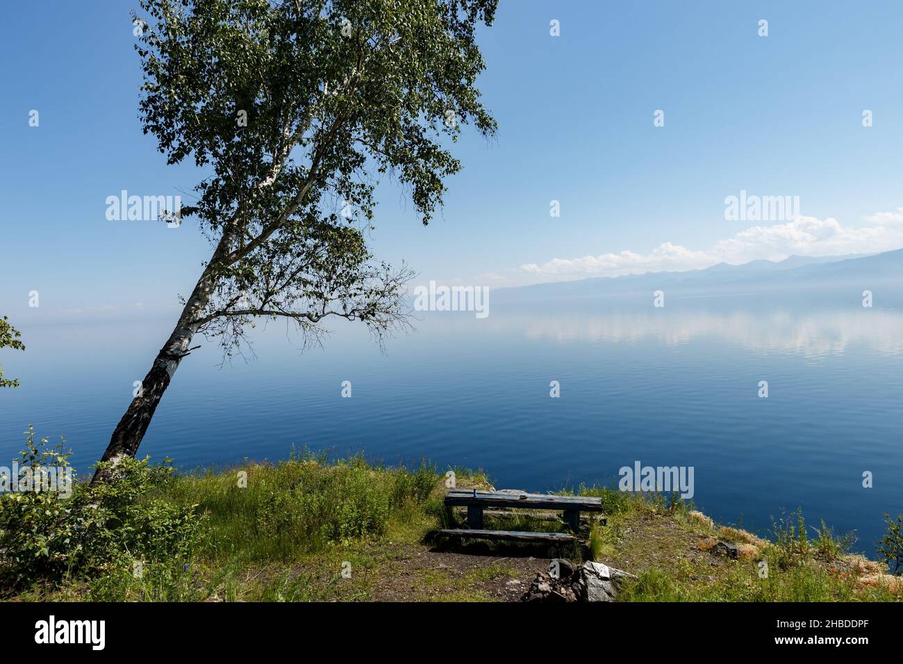 Rastplatz am Ufer des Baikalsees. Wanderruheplatz mit Lagerfeuerplatz und Tisch. Stockfoto