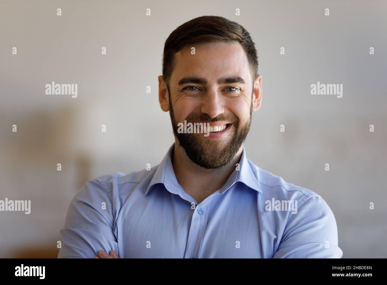 Porträt eines lächelnden, selbstbewussten jungen Mannes. Stockfoto