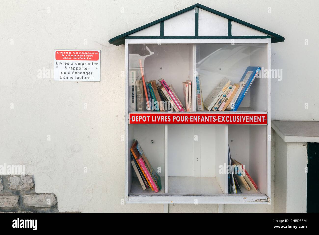 Bücherbox in der Straße installiert Stockfoto