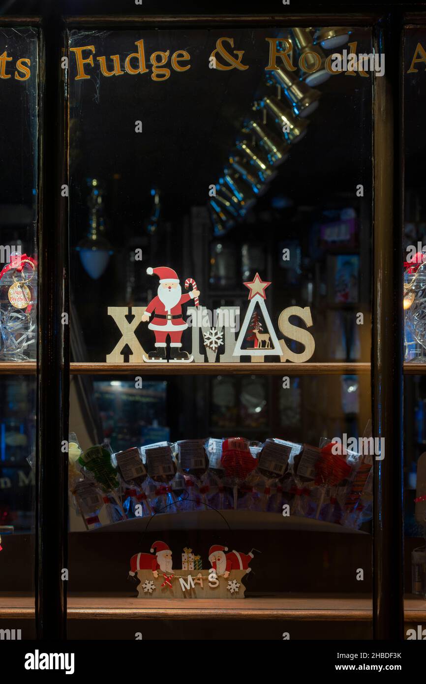 Sweet Shop Fenster zu Weihnachten in der Nacht. Chipping Norton, Cotswolds, Oxfordshire, England Stockfoto