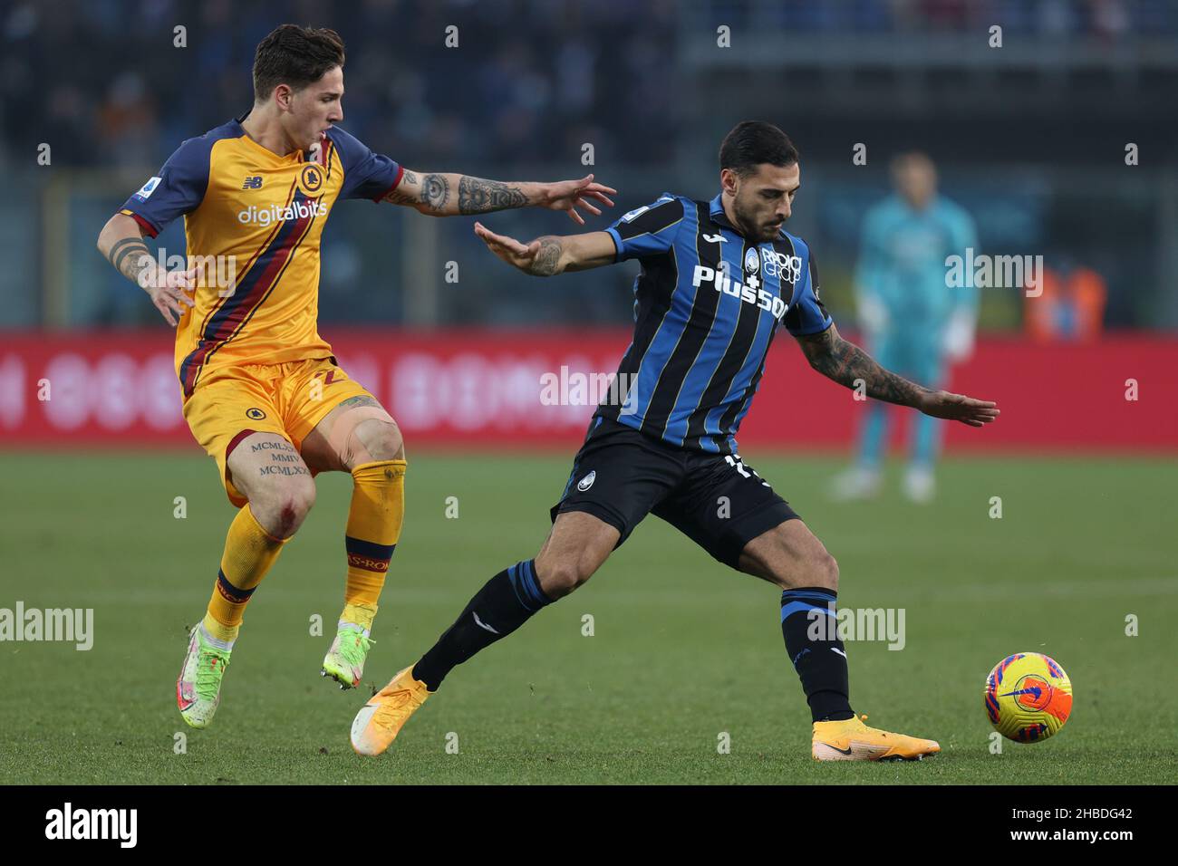 Bergamo, Italien. 18th Dez 2021. Giuseppe Pezzella (Atalanta Bergamasca Calcio) wird von Nicolo Zaniolo (AS Roma) während des Spiels Atalanta BC gegen AS Roma, italienische Fußballserie A in Bergamo, Italien, im Dezember 18 2021, herausgefordert.Quelle: Independent Photo Agency/Alamy Live News Stockfoto