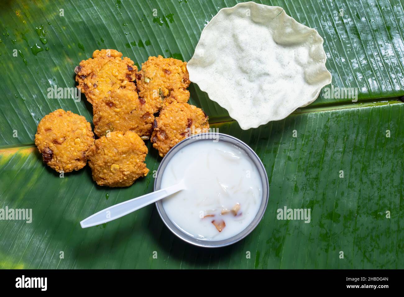 Traditionelles Gericht auf Bananenblatt am Tag des indischen Festes. Es wird als Ganesha Chaturtha, Ayudha Puja und Pongal Festival serviert. In Kerala ist es ser Stockfoto