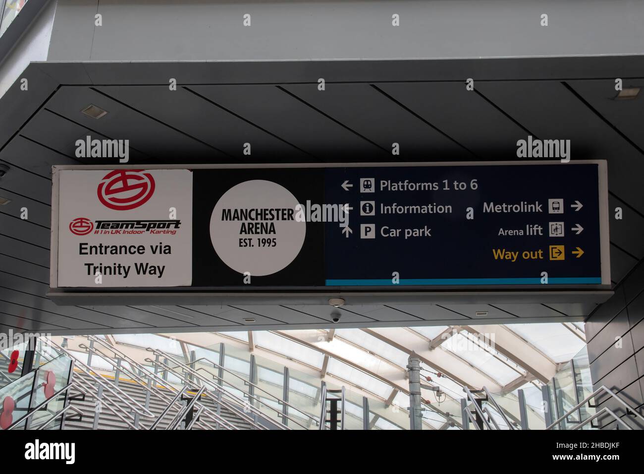 Hinweisschild Am Piccadilly Bahnhof Bei Manchester Englands 7-12-2019 Stockfoto