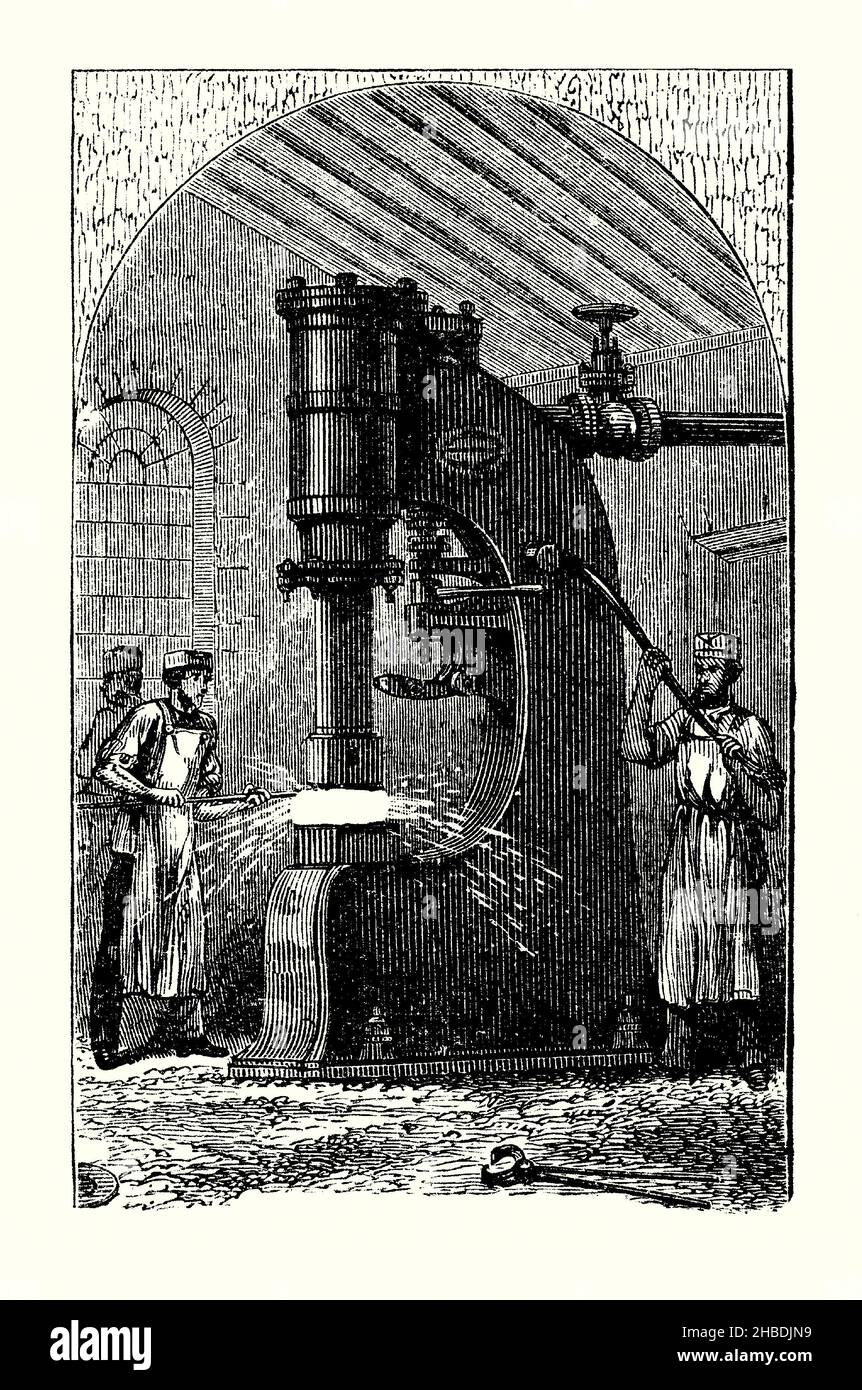 Ein alter Stich eines Nasmyth Dampfhammers von Mitte 1800s. Es stammt aus einem viktorianischen Buch der 1890s über Entdeckungen und Erfindungen während des 1800s. Ein Dampfhammer, auch Fallhammer genannt, ist ein industrieller, dampfgetriebener Hammer, der für Aufgaben wie das Formen von Schmiedeteilen und das Anschlagen von Stapeln verwendet wird. Normalerweise ist der Hammer an einem Kolben befestigt, der innerhalb eines Zylinders gleitet. Das Konzept des Dampfhammers wurde 1784 von James Watt beschrieben, aber erst 1840 wurde der erste funktionierende Dampfhammer von James Nasmyth gebaut. Stockfoto