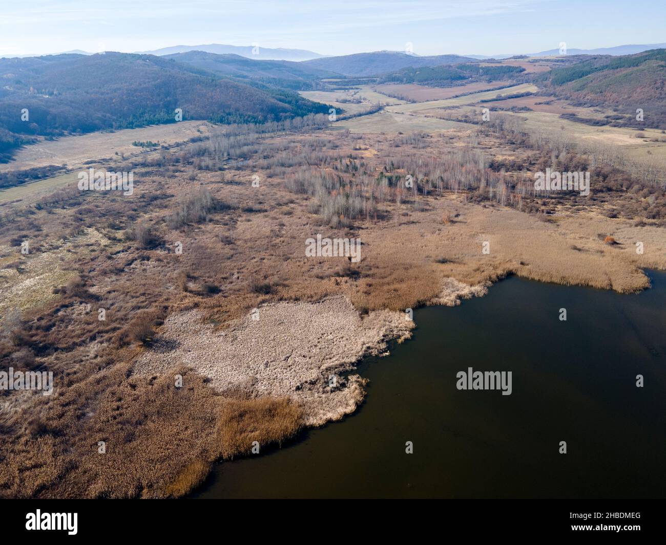 Luftaufnahme des Sumpfes Choklyovo am Berg Konyavska, Region Kyustendil, Bulgarien Stockfoto