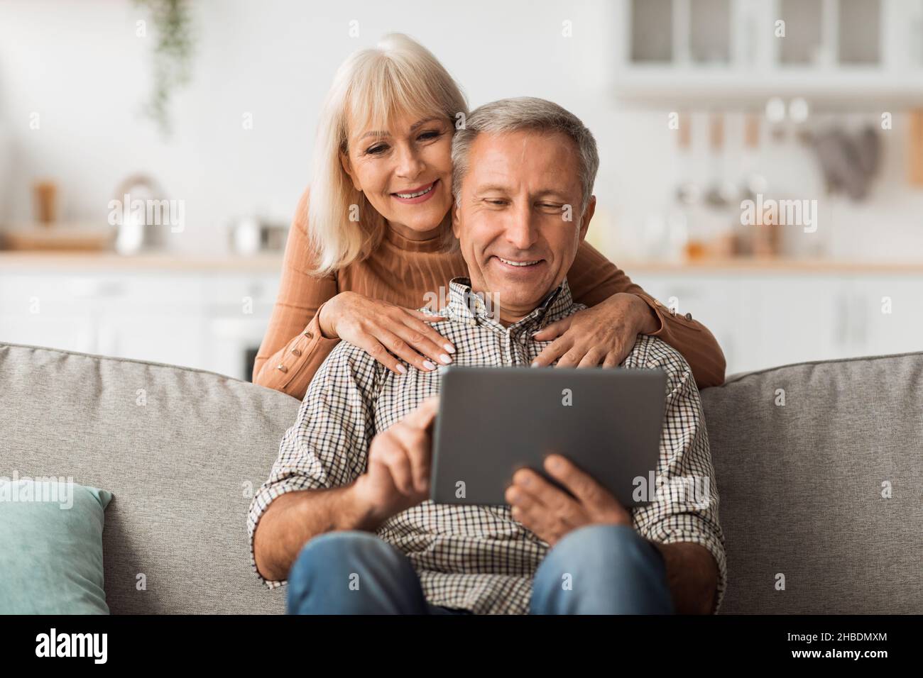 Ehemann Und Ehefrau, Die Zu Hause Ein Digitales Tablet Nutzen Stockfoto
