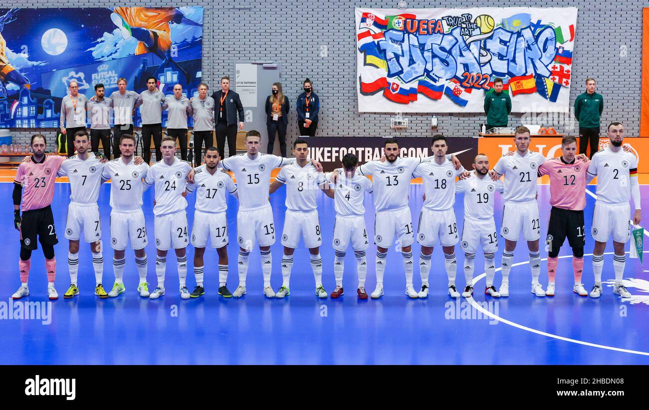 ZEIST, NIEDERLANDE - 19. DEZEMBER: Line-up-Team Deutschland während der nationalen Hymne mit Torwart Christian de Groodt von Deutschland, Vidoje Matic von Deutschland, Fedor Brack von Deutschland, Tarik Hadziavdic von Deutschland, Fouad Aghnima von Deutschland, Malik Hadziavdic von Deutschland, Gabriel Oliveira von Deutschland, Suad AK von Deutschland, Muhammet Sozer aus Deutschland, Ayturk Gecim aus Deutschland, Mert Sipahi aus Deutschland, Fabian Schulz aus Deutschland, Torwart Philipp Pless aus Deutschland, Christopher Wittig aus Deutschland beim internationalen Futsal-Turnier der Männer zwischen Frankreich und Deutschland am 19. Dezember 2021 in KNVB Campus Stockfoto