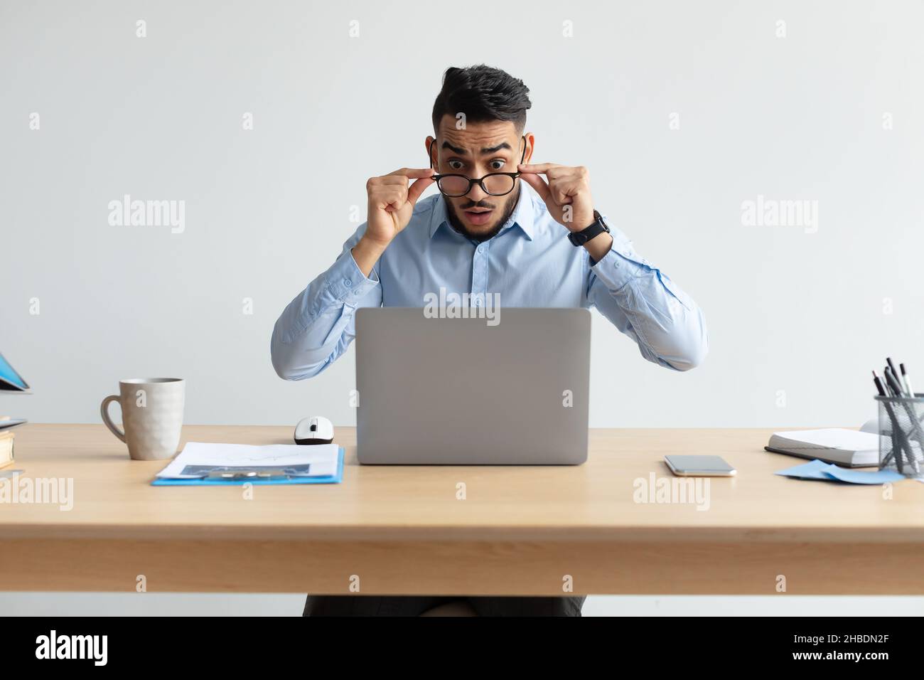 Verwirrt Araber Kerl mit Laptop Blick auf den Bildschirm Stockfoto