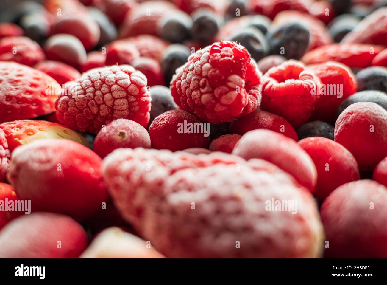 Gefrorene Mischung Erdbeeren Heidelbeeren Himbeeren und Preiselbeeren Nahaufnahme Stockfoto