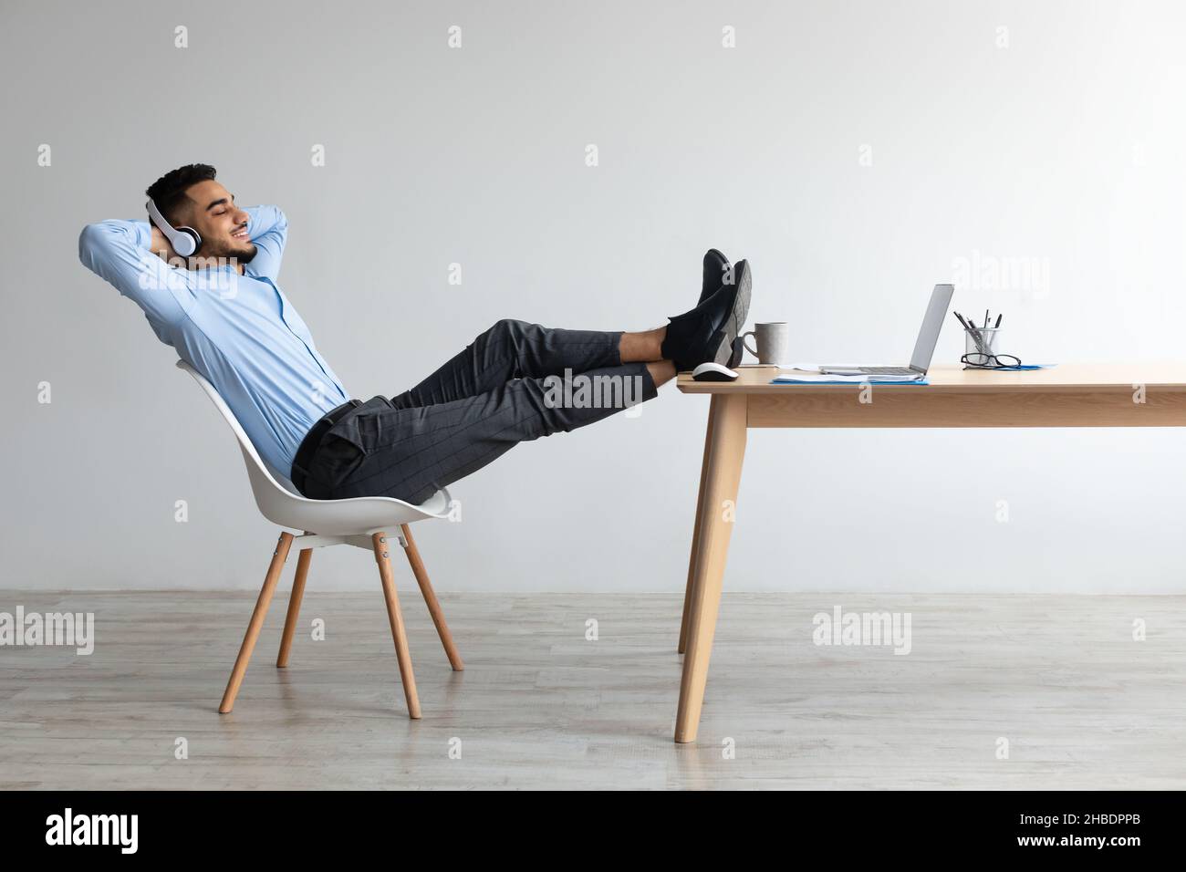 Arabischer Mann, der mit Kopfhörern Musik hört Stockfoto
