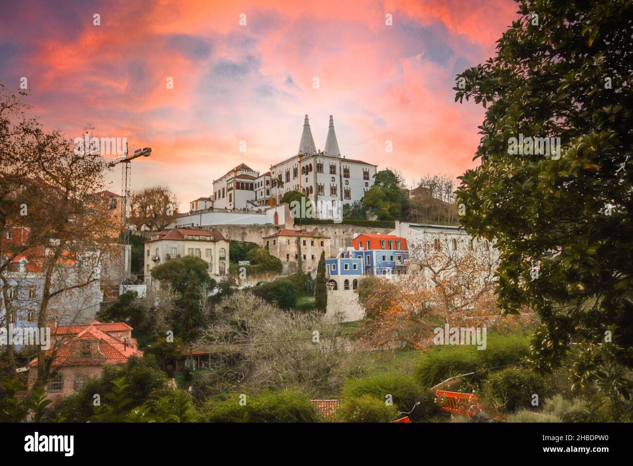Das portugiesische Dorf Sintra, ein UNESCO-Weltkulturerbe. Sintra National Palace im Hintergrund. Sintra, Portugal. Stockfoto