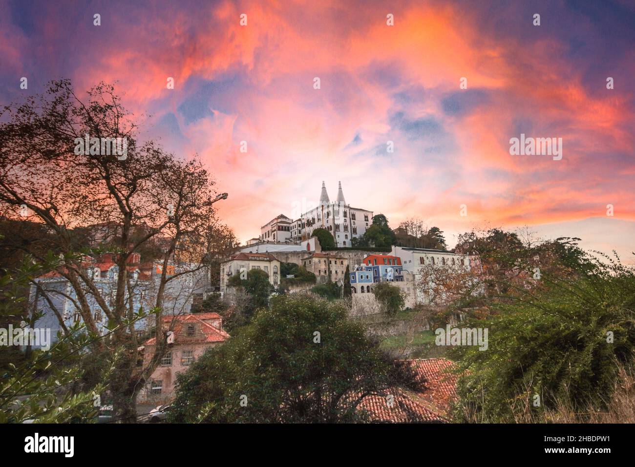 Das portugiesische Dorf Sintra, ein UNESCO-Weltkulturerbe. Sintra National Palace im Hintergrund. Sintra, Portugal. Stockfoto