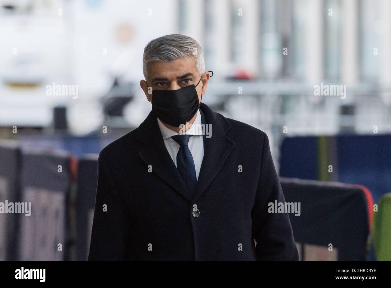 London, Großbritannien. 19th. Dezember 2021. Sadiq Khan, der Bürgermeister von London, kommt im BBC Broadcasting House im Zentrum von London an, um auf der Andrew Marr Show zu erscheinen. Quelle: Wiktor Szymanowicz/Alamy Live News Stockfoto