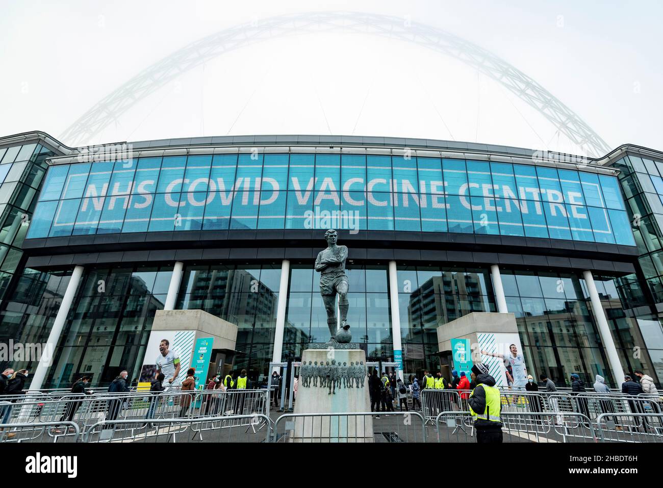 London, Großbritannien. 19. Dezember 2021. Außenansicht eines Massenimpfzentrums im Wembley Stadium. Die Fälle der Omicron-Variante sind so stark angestiegen, dass die britische Regierung mit der Umsetzung strengerer Plan-C-Beschränkungen konfrontiert ist, um ihre Ausbreitung einzudämmen, wie zum Beispiel einem Verbot der Vermischung in Innenräumen zwischen Haushalten und einem Verbot der Innenbewirtung. Kredit: Stephen Chung / Alamy Live Nachrichten Stockfoto