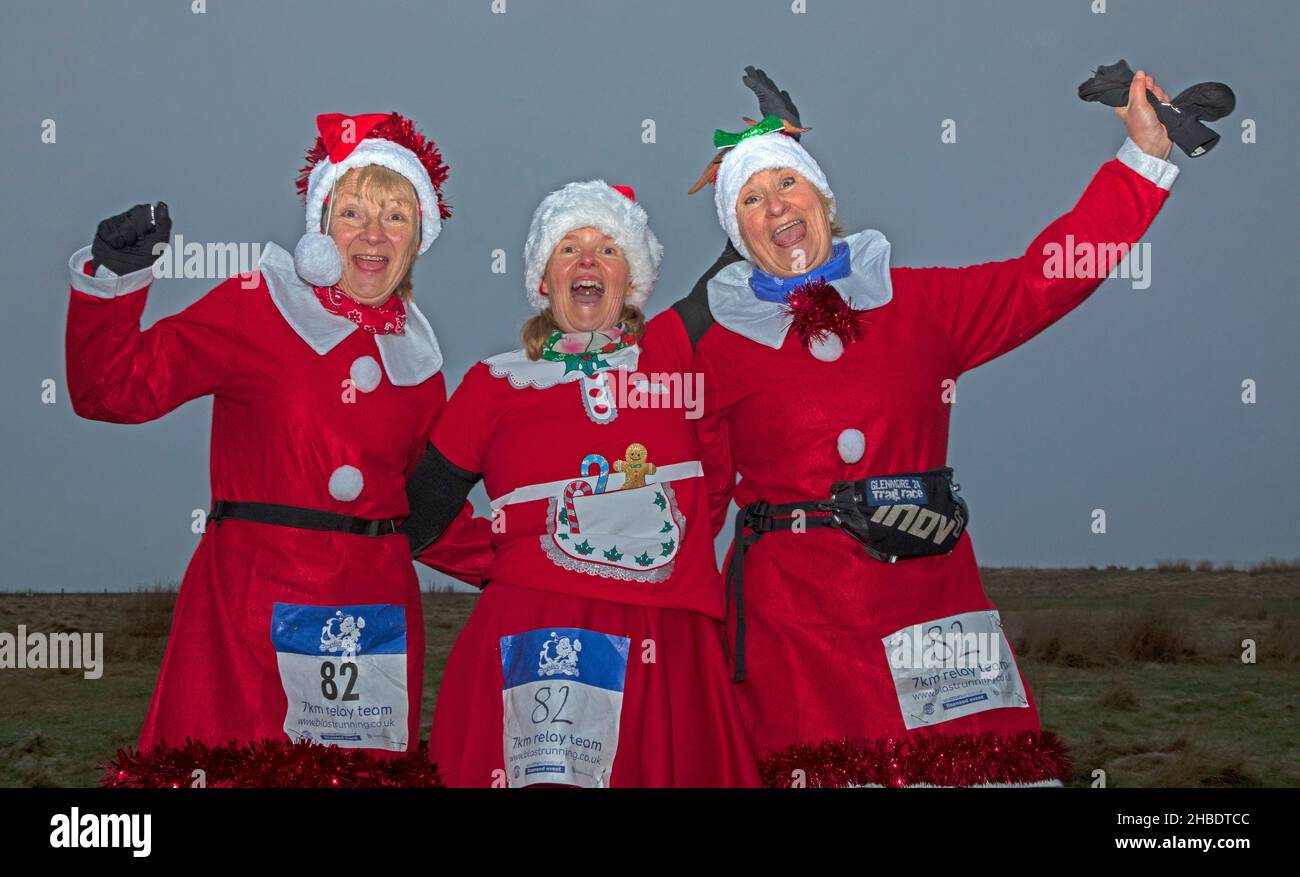 Silverknowes Promenade, Edinburgh, Santa Half Marathon neben 7k und 14k, Schottland, Großbritannien. 19th. Dezember 2021. Ein sehr trister Tag mit konstantem Nieselregen und 4 Grad Celsius für den „Blast Running SANTA DASH“ hielt diese glücklichen Seelen nicht davon ab, ihren Marathon-Wettkampf im Dezember zu genießen. Credit: Arch White Stockfoto Silverknowes Promenade, Edinburgh, Santa Half Marathon neben 7k und 14k, Schottland, Großbritannien. 19th. Dezember 2021. Ein sehr trister Tag mit konstantem Nieselregen und 4 Grad Celsius für den „Blast Running SANTA DASH“ hielt diese glücklichen Seelen nicht davon ab, ihren Marathon-Wettkampf im Dezember zu genießen. Credit: Arch White Stockfoto