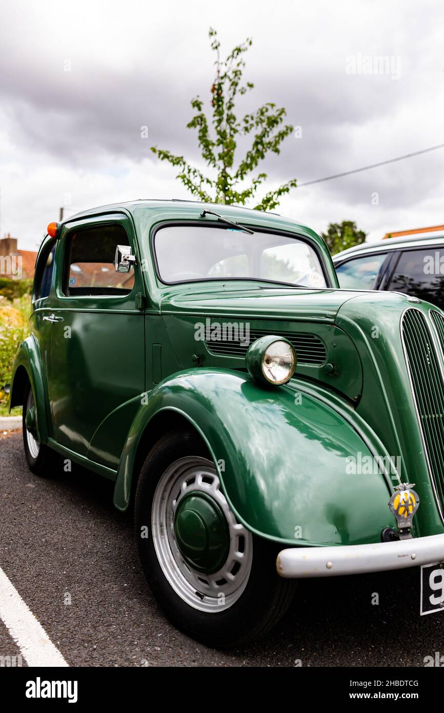 Woodbridge Suffolk UK August 27 2021: Ein neuwertiger Zustand 1956 Ford Popular parkte auf einem öffentlichen Parkplatz Stockfoto