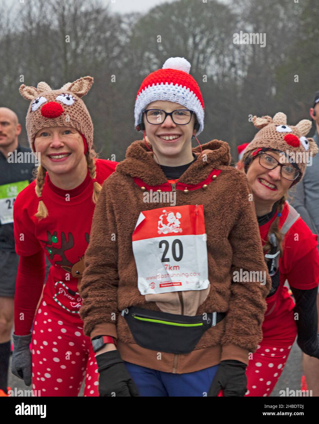 Silverknowes Promenade, Edinburgh, Santa Half Marathon neben 7k und 14k, Schottland, Großbritannien. 19th. Dezember 2021. Ein sehr trister Tag mit konstantem Nieselregen und 4 Grad Celsius für den „Blast Running SANTA DASH“ hielt diese glücklichen Seelen nicht davon ab, ihren Marathon-Wettkampf im Dezember zu genießen. Credit: Arch White Stockfoto Silverknowes Promenade, Edinburgh, Santa Half Marathon neben 7k und 14k, Schottland, Großbritannien. 19th. Dezember 2021. Ein sehr trister Tag mit konstantem Nieselregen und 4 Grad Celsius für den „Blast Running SANTA DASH“ hielt diese glücklichen Seelen nicht davon ab, ihren Marathon-Wettkampf im Dezember zu genießen. Credit: Arch White Stockfoto