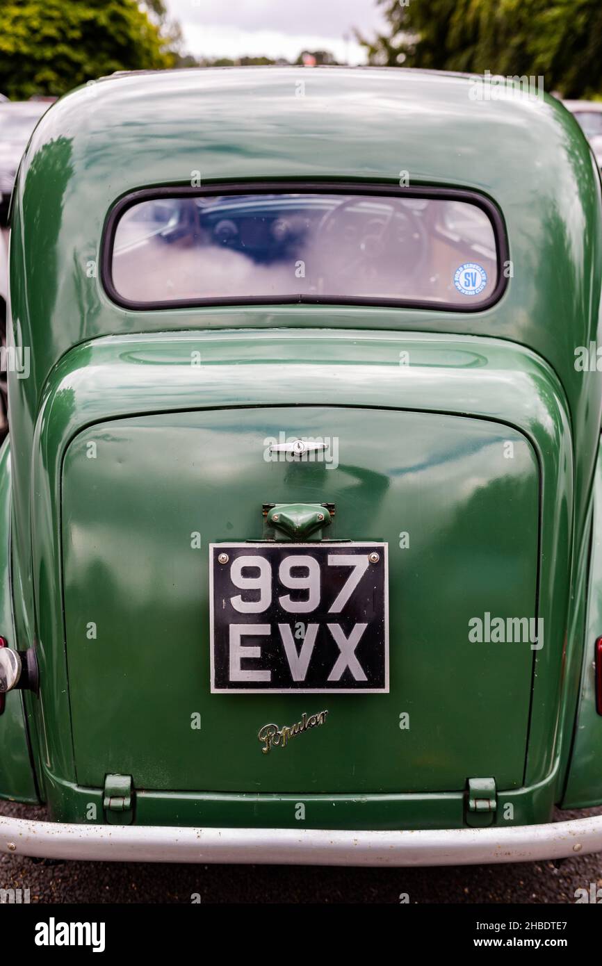 Woodbridge Suffolk UK August 27 2021: Ein neuwertiger Zustand 1956 Ford Popular parkte auf einem öffentlichen Parkplatz Stockfoto
