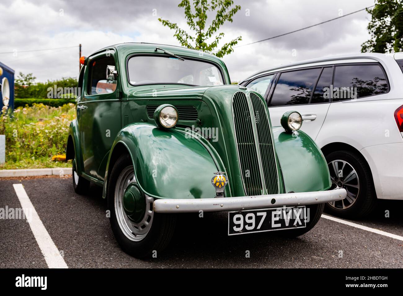 Woodbridge Suffolk UK August 27 2021: Ein neuwertiger Zustand 1956 Ford Popular parkte auf einem öffentlichen Parkplatz Stockfoto
