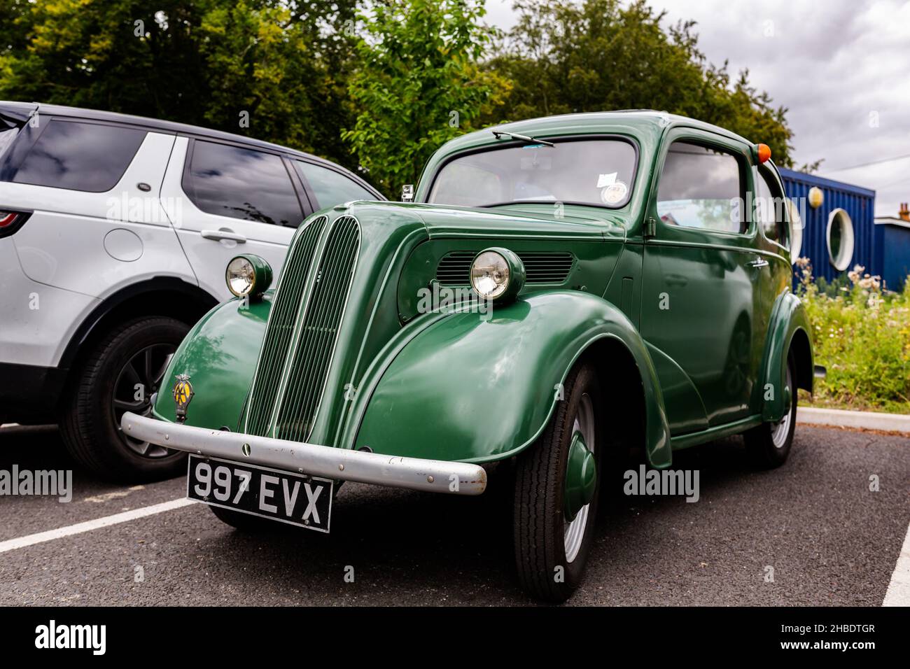 Woodbridge Suffolk UK August 27 2021: Ein neuwertiger Zustand 1956 Ford Popular parkte auf einem öffentlichen Parkplatz Stockfoto