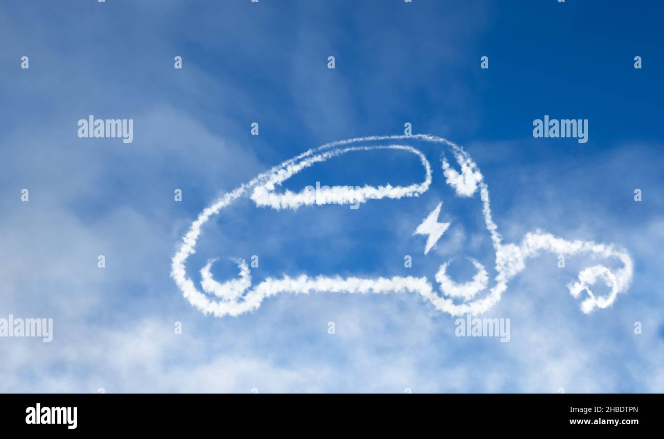 Zeichen eines Elektroautos aus Wolken am Himmel Stockfoto