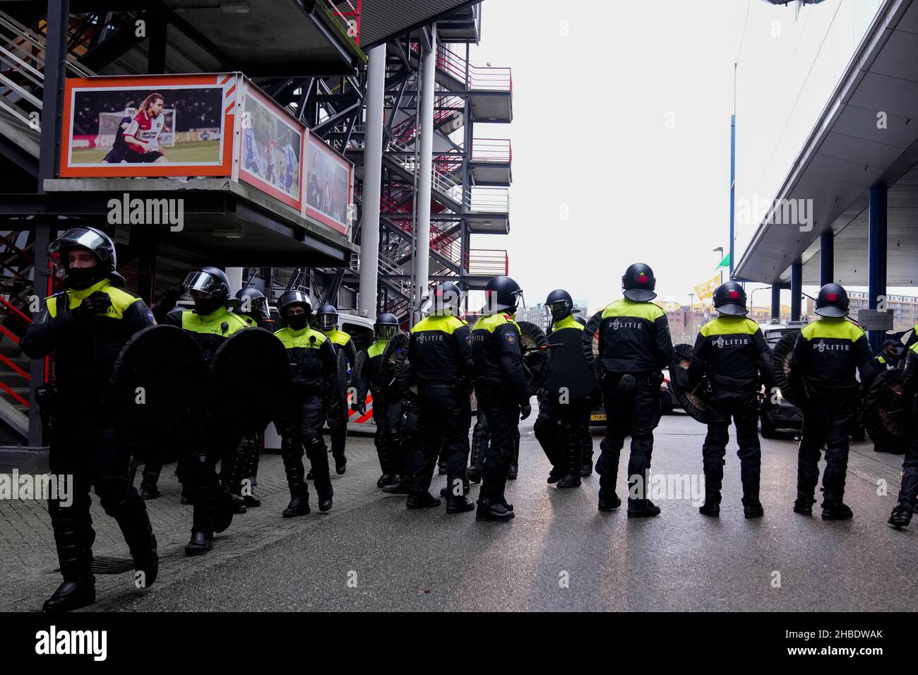 ROTTERDAM, NIEDERLANDE - 19. DEZEMBER: Polizei während des niederländischen Eredivisie-Spiels zwischen Feyenoord Rotterdam und AFC Ajax Amsterdam am 19. Dezember 2021 im Stadion Feijenoord De Kuip in Rotterdam, Niederlande (Foto von /Orange Picters) Stockfoto