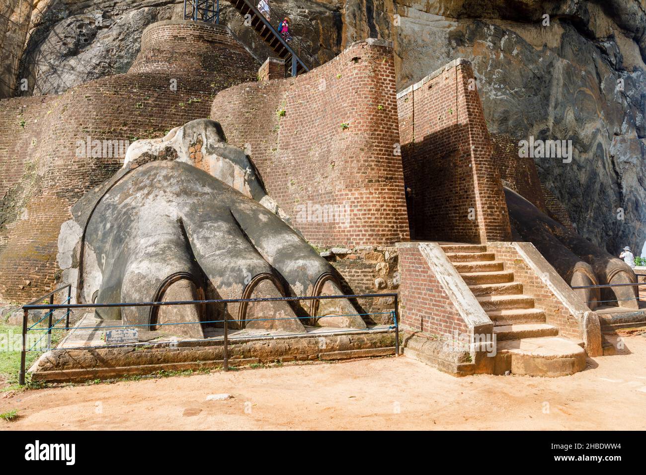 The Lion's Paw at the Lion Staircase Zugang zum Rock Top Palace in Sigiriya (Lion Rock), einem historischen Monument im Sri Lanka Cultural Triangle Stockfoto