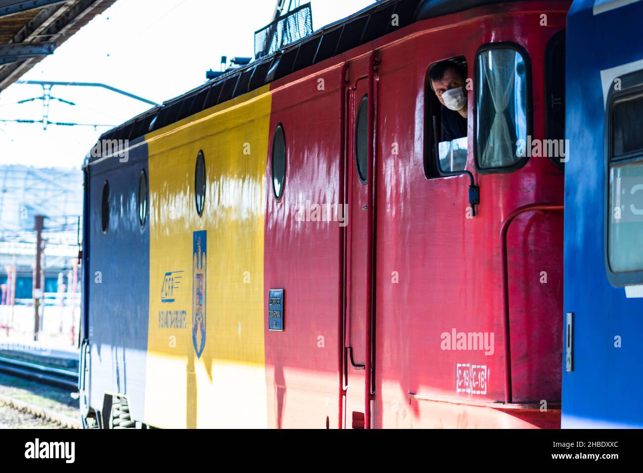 BUKAREST, RUMÄNIEN - 04. Dezember 2021: Ein Zug am Bahnsteig am Nordbahnhof Bukarest (Gara de Nord Bukarest), Rumänien, 2022 Stockfoto