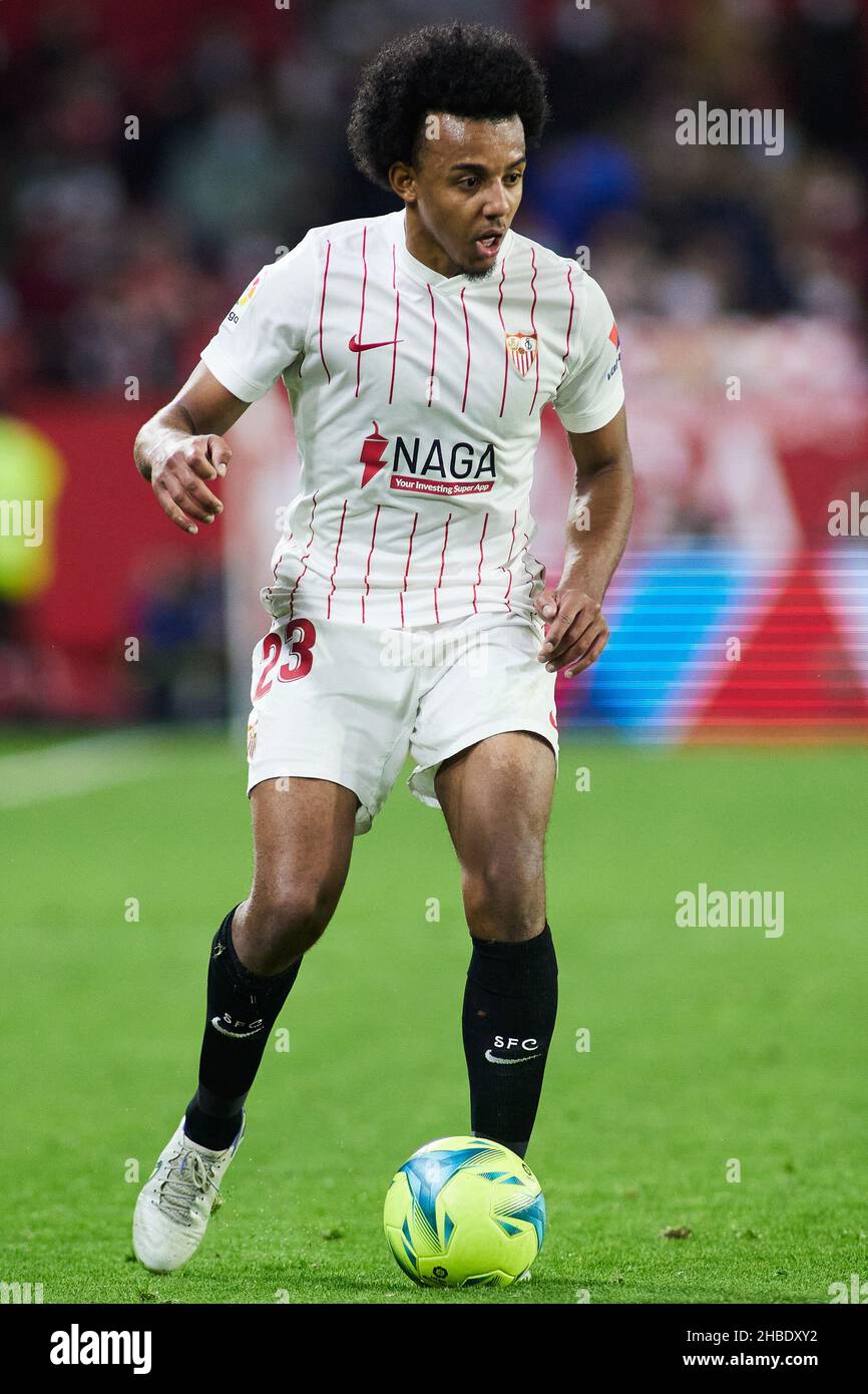 Jules Kounde aus Sevilla während des Fußballspiels der spanischen Meisterschaft La Liga zwischen dem FC Sevilla und Atletico de Madrid am 18. Dezember 2021 im Stadion Ramon Sanchez-Pizjuan in Sevilla, Spanien - Foto: Joaquin Corchero/DPPI/LiveMedia Stockfoto