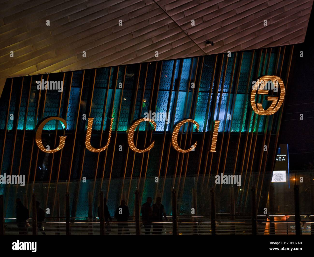 LAS VEGA, USA - 17. Nov 2021: Ein Gucci Store auf dem Las Vegas Strip bei Nacht in Nevada, USA Stockfoto