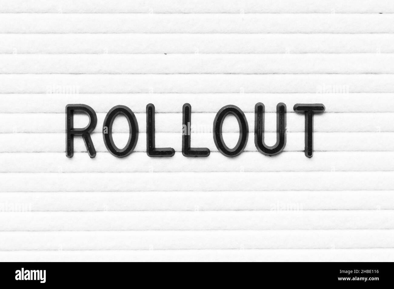 Schwarzer Buchstabe in Wort Rollout auf weißem Filzbrett Hintergrund Stockfoto