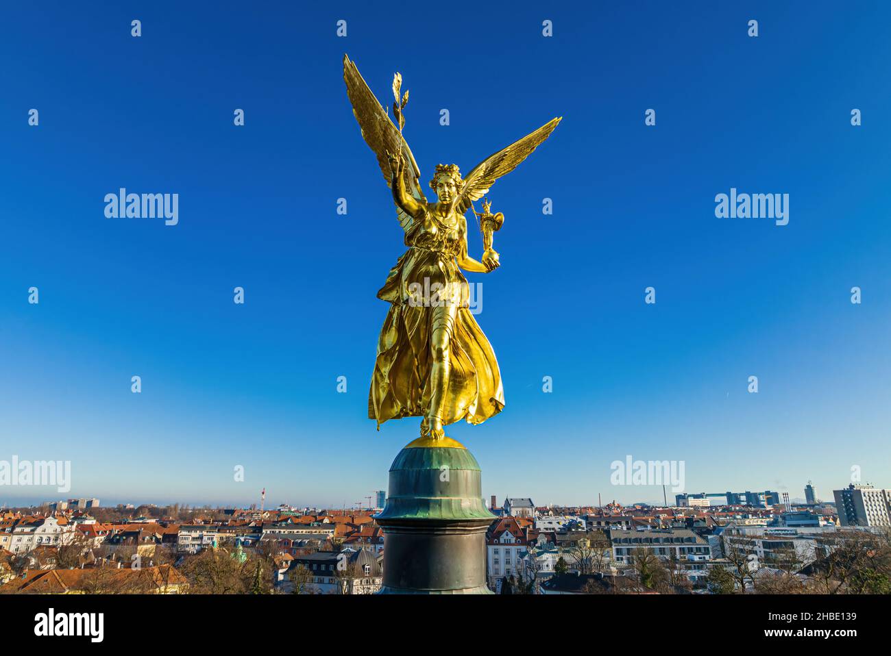 Das Friedensengel mit Blick auf München. Stockfoto